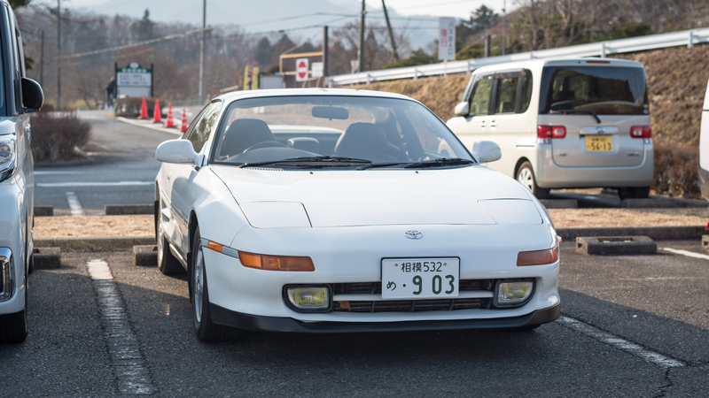 MR-2 surrounded by some kei-cars.